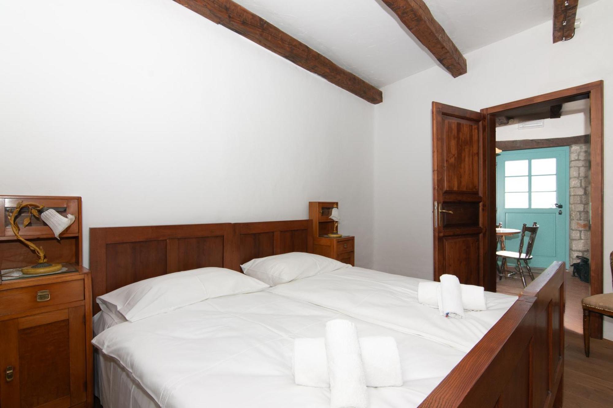 Apartments Valentinus 1800 Sezana Ngoại thất bức ảnh